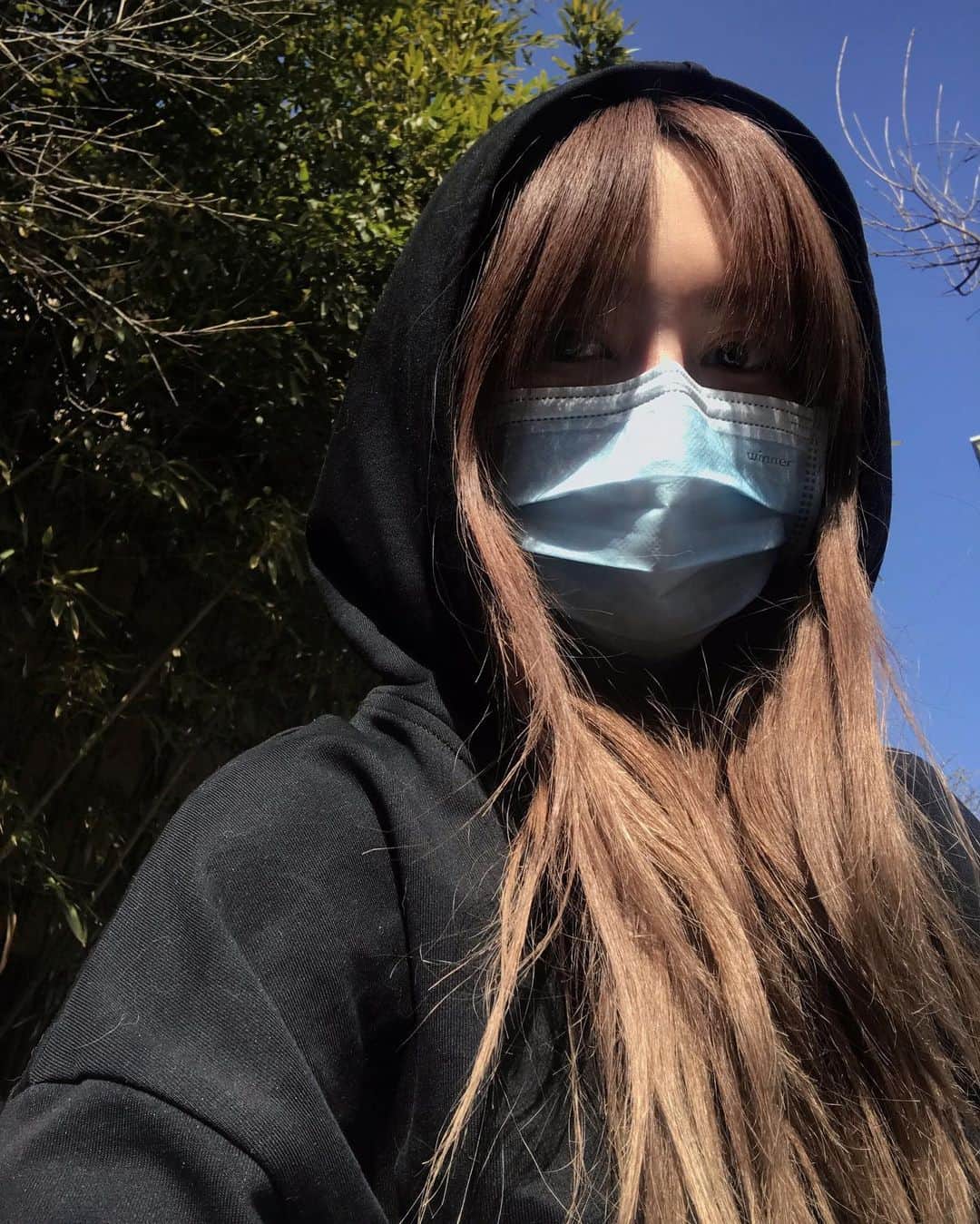 Grace Chowのインスタグラム：「To all my dear friends: It is heartbreaking to see CoVID-19 rampaging all over the world, yet there are still many misconceptions about it. First of all, it is not influenza, and indeed it is much more severe, and there is simply no effective drug or vaccine. Please do wash your hands frequently, avoid gathering and reduce body contact of all sorts. Most importantly, MASKS DO WORK! It is sad to see people being discriminated against or even attacked for wearing masks. Wearing masks is useful because the virus starts to spread even when no symptom has shown! It is a common practice not only in China but also in other East Asian countries. The outbreak is already under control in China, with daily new cases dropping from 4000 to 16 as of today. All being said, there is no need to panic. If you have masks, wear one when going out. If not, take all other measures and stay in as much as possible. Hope everyone stays safe and informed！❤️」