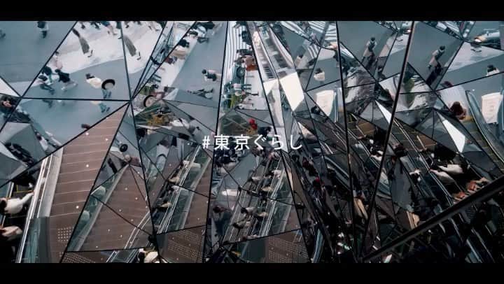 のインスタグラム：「. JAPAN MADE PROJECT TOKYOのテーマは「余白のあるくらし」 高円寺の銭湯「小杉湯」とタッグを組み、都市における「銭湯」の可能性に着目しました。 ﻿ ﻿ 効率的な働き方が広まり便利になる一方で、情報が溢れかえり、せわしなく日々がすぎていく大都市「東京」。 私たちは都市における暮らしのあり方について見つめ直し、ひとつの可能性にたどりつきました。 ﻿ それは、古くから日本人の重要な生活文化の一つであり、多様な人が集うコミュニティの場である「銭湯」の可能性です。 銭湯は、街のお風呂屋として公衆衛生の役割だけでなく、地域住民の精神的な衛生にも大きく貢献しています。 ﻿ たとえ住み慣れていない街であったとしても、そこに集い、身も心も裸になって至福のひとときを過ごせば、その街の文化が肌で伝わり、希薄になりつつある地域におけるコミュニティも自然と温まり、銭湯がより心地よい暮らしへと導くエッセンスとなるのです。 ﻿ ﻿ そういった銭湯の体験によって、街の魅力ある文化の再発見、再認識を促すべく、私たちは東京杉並区高円寺の老舗銭湯「小杉湯」と、小杉湯にまつわるコミュニティとともに「URBAN SENTO」を立ち上げました。 ﻿ ﻿ 銭湯を起点とし、街の回遊がその一着で叶うようなアパレルの展開を中心に、入浴シーンに欠かせない雑貨アイテムも取り揃えます。 本企画を通して、都市における新たなライフスタイル、「銭湯のあるくらし」を発信していきます。 ﻿ ﻿ #urbansento ﻿#urbanresearch #小杉湯﻿ #余白のあるくらし #japanmadeproject  #japanmadetokyo ﻿」
