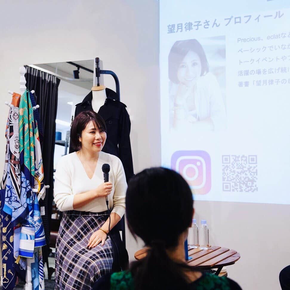 望月律子さんのインスタグラム写真 - (望月律子Instagram)「ファクトリエのトレンチコート オーセンティックな佇まいだけど、柔らかな素材と身体を綺麗に見せる縫製…日本の技術は素晴らしく、長く着られる良いものとはこういう物か…と実感できる1着。 先日のイベントではベーシックについてのお話をファクトリエ山田さんと熱く語らせて頂きました。 あっという間に時間が過ぎた素敵なイベントでした。 ありがとうございました。 #ファクトリエ #トレンチコート #ベーシックの魅力」3月12日 12時47分 - ritsukomochizuki