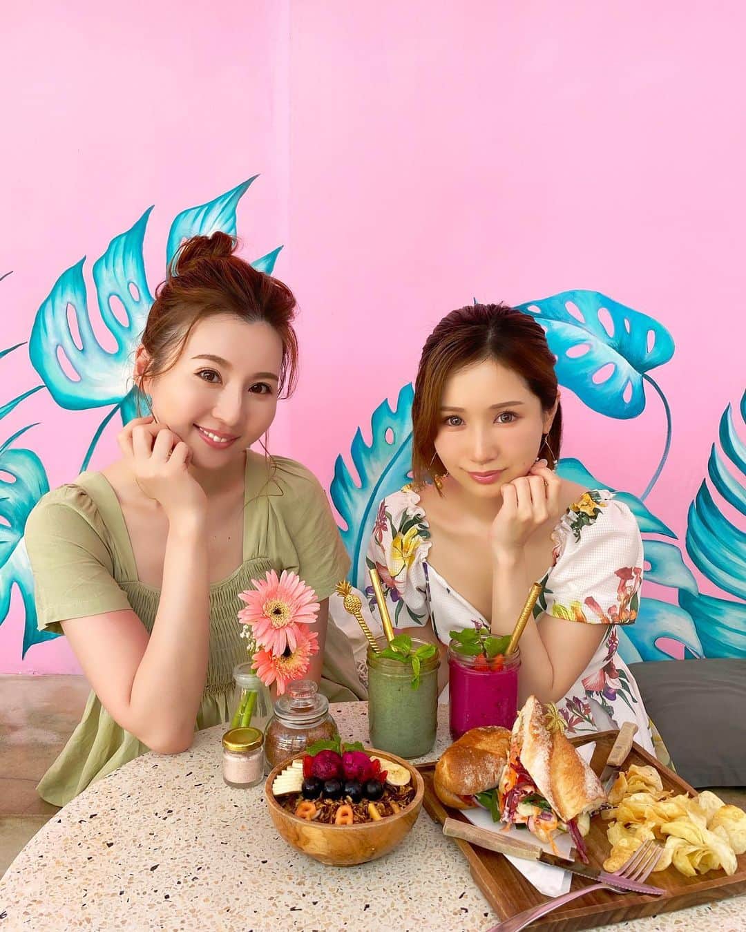 辰巳ゆいのインスタグラム：「スミニャックのピンクでかわいいカフェ♡ アサイーボウルとかスムージーとか野菜たっぷりサンドとか健康的☺︎🥗 ブランコもあってお店ぜーんぶかわいかった😍 ぷらぷらショッピングして、暑いからたまたま入ったお店もかわいかった😍 ヨーグルトアイス🍨  ぜーんぶうまうま♡  #bali #indonesia  #バリ　#スミニャック　#カフェ　#ピンク　#アサイーボウル　#ヨーグルトアイス」