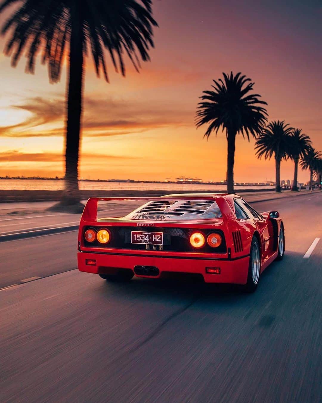 CARLiFESTYLEさんのインスタグラム写真 - (CARLiFESTYLEInstagram)「The beautiful Ferrari F40. Photo @alexpenfold #carlifestyle #FerrariF40」3月12日 13時06分 - carlifestyle