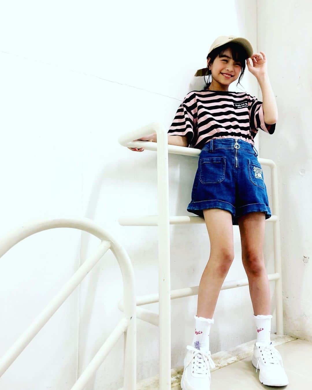 ニコ☆プチのインスタグラム：「😋🌸 いつもニコニココハナちゃん☺︎🍒 . . シンプルなワンツーコーデだけど Tシャツはだぼっとビッグサイズ、 デニショはハイウエストでこなれ見え~~☺️💓 ボーダーTは太めのライン＆ピンク×黒の組み合わせが めちゃカワ…🙈💖🖤 春の通学コーデに超おすすめですよん🙋🏻‍♀️✨ . . #有坂心花  #通学コーデ」