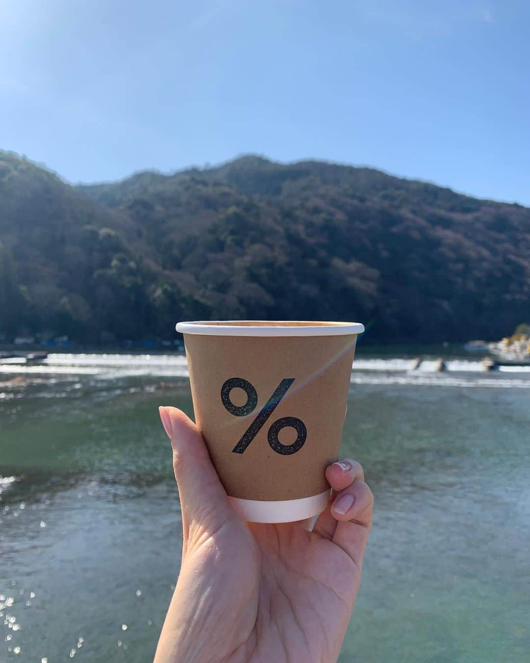 石井亜美さんのインスタグラム写真 - (石井亜美Instagram)「☕️ . 少し前の京都旅行🤏 アラビカのコーヒーを嵐山で飲む... という目的を達成してニヤニヤしながら写真撮った。← #あみしぃtrip . . #%arabica #arabica #kyoto #arashiyama #kyototrip」3月12日 13時14分 - ami_ishii_