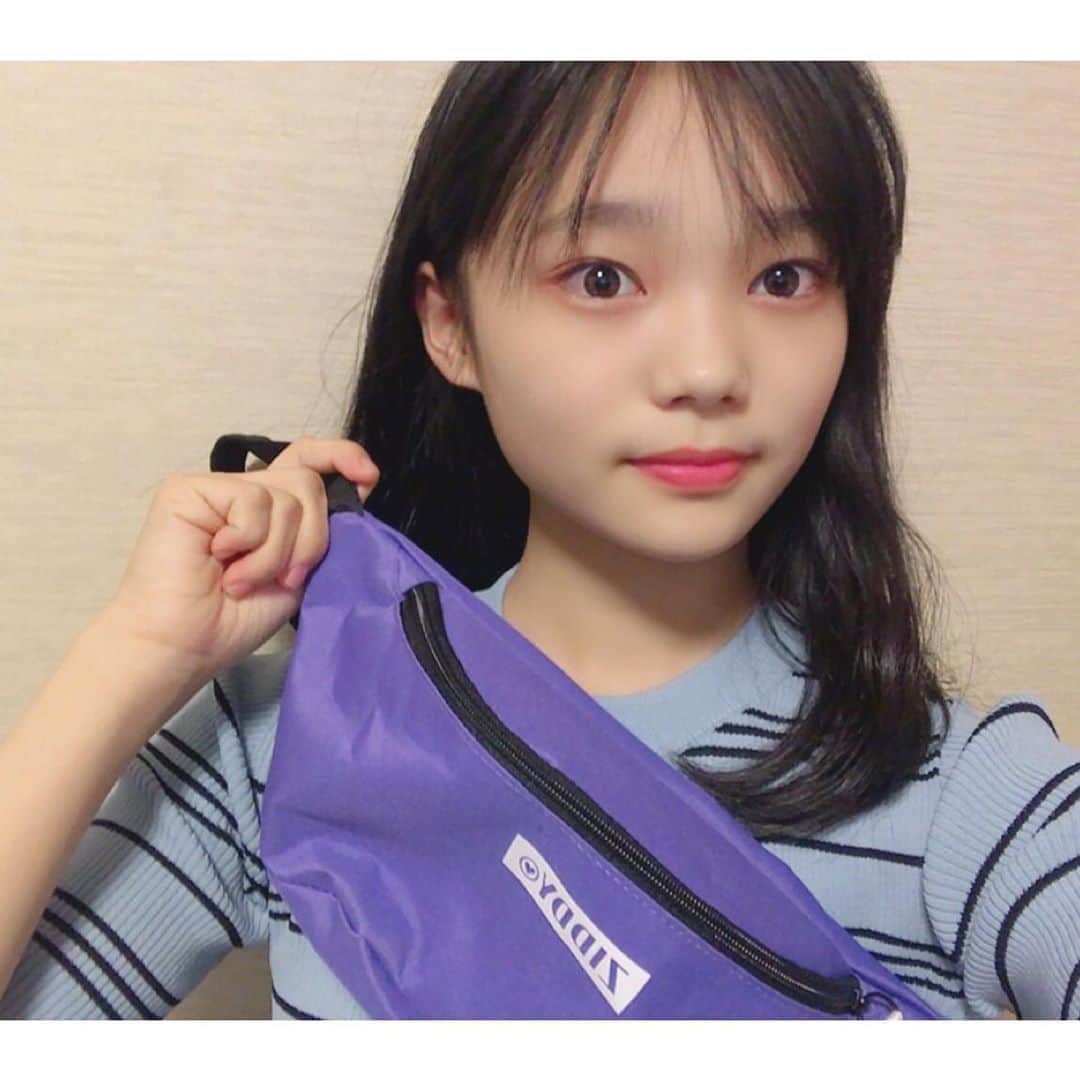 ニコ☆プチのインスタグラム：「今日のプチモのふろくのつかいかたは、ユヅキ🍊﻿ ﻿ ﻿ ﻿ ZIDDYのおしゃれウエストポーチゲット！﻿ ウエストポーチを持ってなかったからすごく嬉しい～！﻿ パープルのカラーはどんなイメージの服装にも合わせやすいから、どんどん使ってみてね！﻿ 結月はZIDDYのクールなジャケットに合わせてみたよ。﻿ インスタでポーチと合わせたみんなのコーデの投稿待ってるね！﻿ いろんなコーデを一緒に楽しもう！﻿ ﻿ ﻿ #ニコプチ﻿ #ニコプチふろく﻿ #プチモのふろくの使い方﻿ #ニコプチふろくのある生活﻿ #付録バッグ﻿ #ジディー﻿ #ZIDDY﻿ #ふろく﻿ #川本結月」