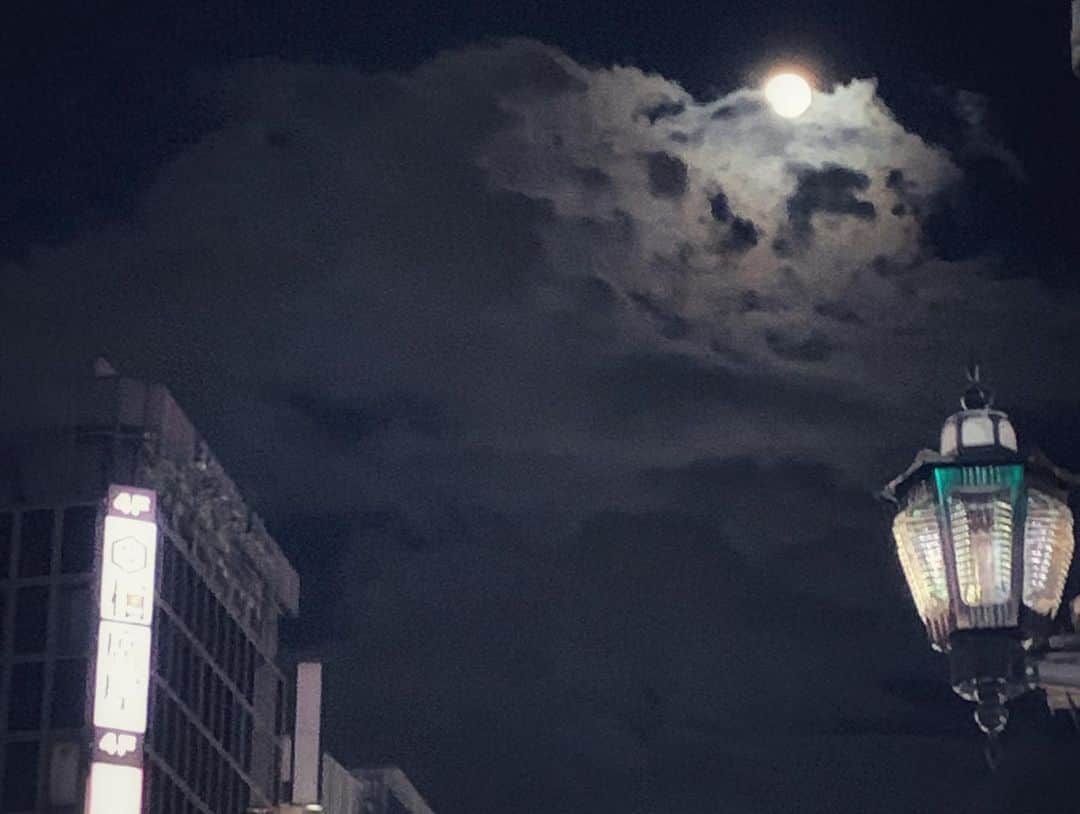 堀ジーンさんのインスタグラム写真 - (堀ジーンInstagram)「3月の満月は『ワームムーン』と言うそうです。 日本で言うと芋虫月です。　 来月の満月はピンクムーンです😌  #SUPERWORMMOON #spacenerd」3月12日 13時59分 - horijeanne