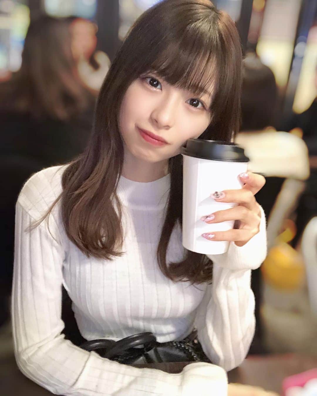 川崎ひかるのインスタグラム：「☕️💕 . . カフェでよく飲むのはカフェラテかな♡ 甘いのもたまに飲みます💕 . .  #daily #dailylook #selfie #selca #ootd #japanesegirl #japaneseculture #japaneseanime #japaneseidol #idol #cosplay #cosplaygirl #일본아이돌  #데일리 #데일리룩 #셀카그램 #셀카 #셀피 #오오티디 #팔로우 #헤어스타일 #헤어어레인지 #自撮り #アイドル #ビジョビ #ビジョラダ #ヘアカラー #ヘアアレンジ #巻き髪」