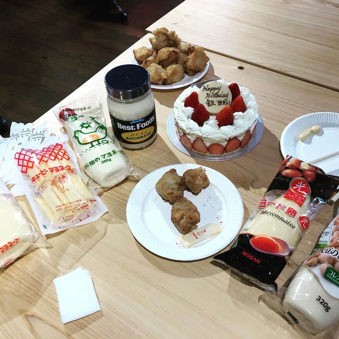 飯田祐基（株式会社ライバー）のインスタグラム：「初投稿！誕生日を社員さんたちに祝ってもらいました！マヨネーズとケーキという僕の好きなものだらけで嬉しい😆 #誕生日 #誕生日プレゼント #誕生日サプライズ #飯田 #六本木」