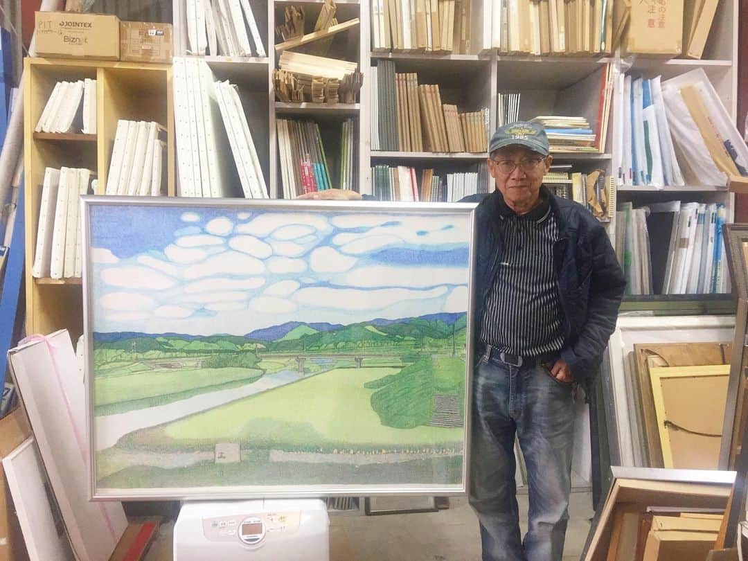 のインスタグラム：「4/1から東京国立美術館に飾られるはずだったお父さんの絵がコロナの影響で中止になってしまいました😭 たのしみにしてたのに残念ーーー😭 お父さんはボールペンで絵を描くボールペン画家なのです。笑  絵の場所は小さい頃から夏になるとバーベキューしたり泳いだりしてたくさん思い出の詰まってる三股にある河川敷！！ 身近で見て欲しかったな〜  今日もおもろい電話してきた。  永遠夢をみているどうしようもない父ですが、リスペクトしてます。爆」