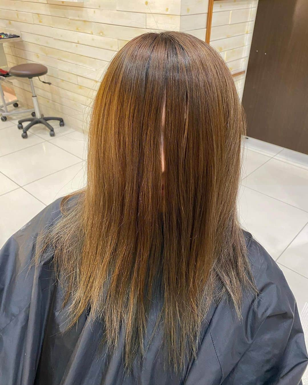 宮川紗麻亜さんのインスタグラム写真 - (宮川紗麻亜Instagram)「🌻 New hair💇‍♀️ 今回はトーンダウンで、グレージュハイライトカラーに💛 そして、5.6年ぶりくらいに前髪を短くしてみました！！ 皆様、如何でしょうか😏？若返った？笑  まぁ賛否両論あると思いますが〜 これはこれで、良しとしましょう✨  担当スタイリスト⇨ @juun_0331  #LUCK #美容室 #辻堂 #湘南 #coloring #グレージュ#highlight #treatment #艶髪 ##傷んだ髪 #日焼け髪 #メンテナンス #美容 #beauty #鵠沼海岸 #ビーチバレー #繋がり #スタイリスト #anju #beautyinstructor #summermiyagawa #宮川紗麻亜」3月12日 14時30分 - sunflower__summer