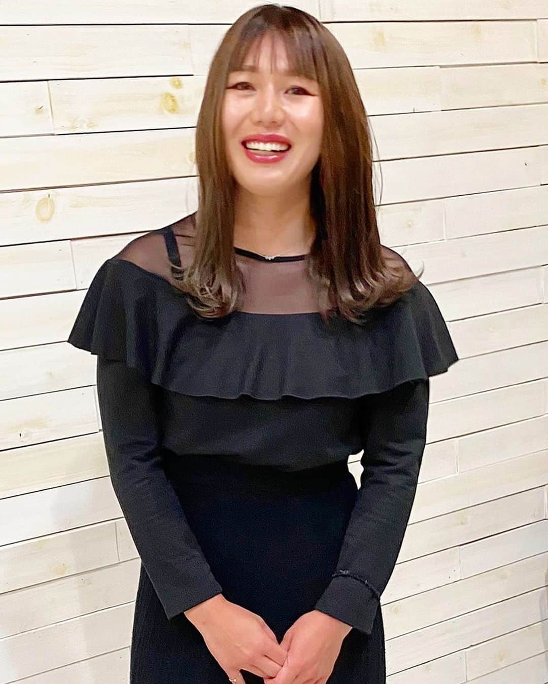 宮川紗麻亜さんのインスタグラム写真 - (宮川紗麻亜Instagram)「🌻 New hair💇‍♀️ 今回はトーンダウンで、グレージュハイライトカラーに💛 そして、5.6年ぶりくらいに前髪を短くしてみました！！ 皆様、如何でしょうか😏？若返った？笑  まぁ賛否両論あると思いますが〜 これはこれで、良しとしましょう✨  担当スタイリスト⇨ @juun_0331  #LUCK #美容室 #辻堂 #湘南 #coloring #グレージュ#highlight #treatment #艶髪 ##傷んだ髪 #日焼け髪 #メンテナンス #美容 #beauty #鵠沼海岸 #ビーチバレー #繋がり #スタイリスト #anju #beautyinstructor #summermiyagawa #宮川紗麻亜」3月12日 14時30分 - sunflower__summer