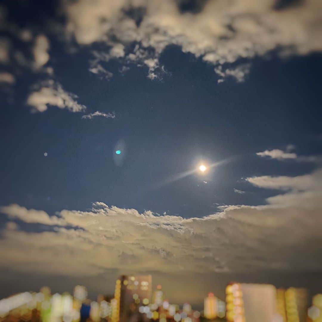内田蓮さんのインスタグラム写真 - (内田蓮Instagram)「昨日の夜の空⭐️ 月と雲の感じがきれいすぎて思わず撮ったよ✨ 空ををみると、なんだか無心になれる。 みんなはそんな時あるかな？  #内田蓮 #nicola #ニコラ #メンモ #ニコラメンズモデル #夜空 #月 #きれい #癒し」3月12日 14時30分 - u_ren_ta