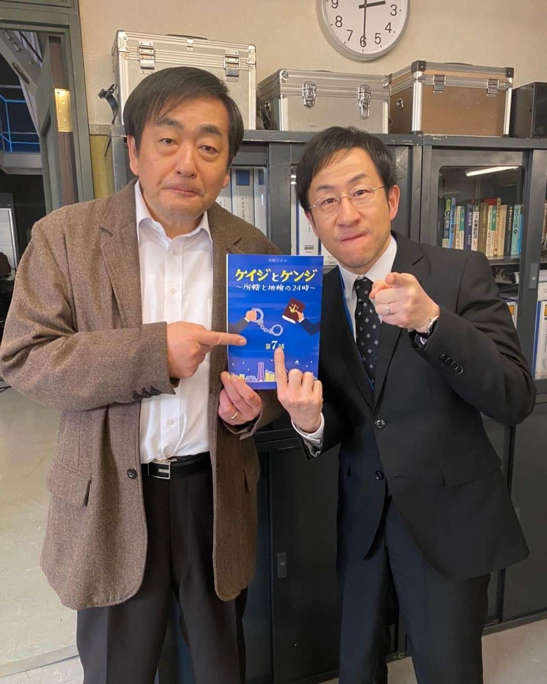 木曜ドラマ『ケイジとケンジ～所轄と地検の24時～』公式のインスタグラム：「【台本でカウントダウン✨】﻿ ﻿ ／﻿ #ケイジとケンジ﻿ #最終回まで﻿ #あと7時間﻿ ＼﻿ ﻿ 7話の台本を持っているのは…﻿ ﻿ 多胡永吉役 #矢柴俊博 さんと、﻿ 桂二郎役 #菅原大吉 さん✨﻿ ﻿ 刑事課、縁の下の力持ち。﻿ 豪太に振り回されっぱなし…という訳にはいきません！﻿ ﻿ 最終回、頑張っちゃいます！﻿ ﻿ #ケイジとケンジ」