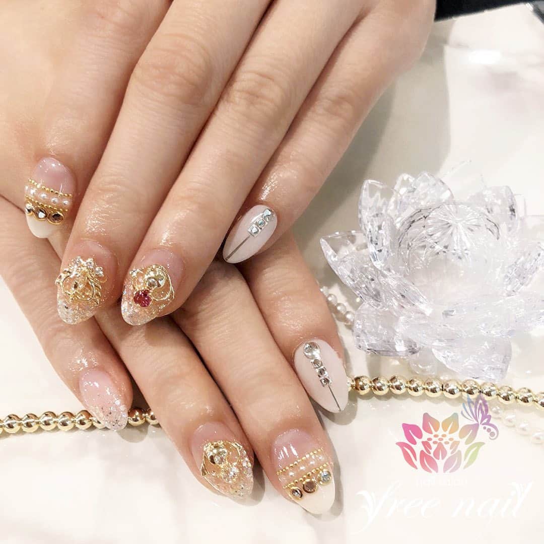 free nail フリーネイルのインスタグラム：「. お客様ネイル💅🏻🌼✨ . キラキラパーツネイル💗✨ . ショートオーバルネイルをキラキラに🌝✨ . ご来店ありがとうございました🙇🏻‍♀️🙇🏻‍♀️🙇🏻‍♀️💗 . #ネイルアート #ジェルネイル #ネイルサロン #大阪ネイルサロン #ネイルデザイン #ネイルチェンジ #ストーンネイル #パールネイル #キラキラネイル #ネイルパーツ #クリアネイル #乳白色ネイル #デザインネイル #トレンドネイル #シンプルネイル #大人ネイル #春ネイル #springnails #nailsart #nailsdid #美甲 #日式美甲 #日式美甲胶 #日本美甲师 #日本美甲老师 #美甲上课 #日本胶 #フリーネイル #freenail」