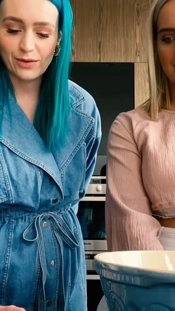 シェパードのインスタグラム：「Should Amy and Emma leave their professions to cook Dutch pancakes? Watch to find out...」