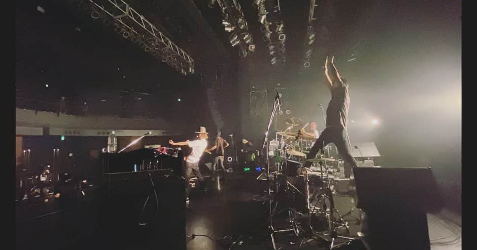 石川龍さんのインスタグラム写真 - (石川龍Instagram)「LUNKHEADのALL TIME SUPER TOURファイナル、渋谷 TSUTAYA O-EAST、アンコールで2曲、メンバーと一緒にステージで演奏しました！まさかこんな日が訪れるとは、、！ステージに上がる直前、今まで感じたことのないくらいの緊張感に包まれてしまい正直吐きそうなくらいでした笑でもステージでメンバーと一緒に音を鳴らした瞬間から演奏を終えてステージを降りるまで、信じられないくらいの幸せを感じながら思いっきりライブを楽しみました。忘れられない景色をありがとうございます！ メンバーのみんな、スタッフのみなさん、配信で応援してくれた無限観客LUNKHEADsのみんな、本当にありがとうございました！！ #lunkhead #ランクヘッド #無限観客ライブ」3月12日 23時57分 - slow_night