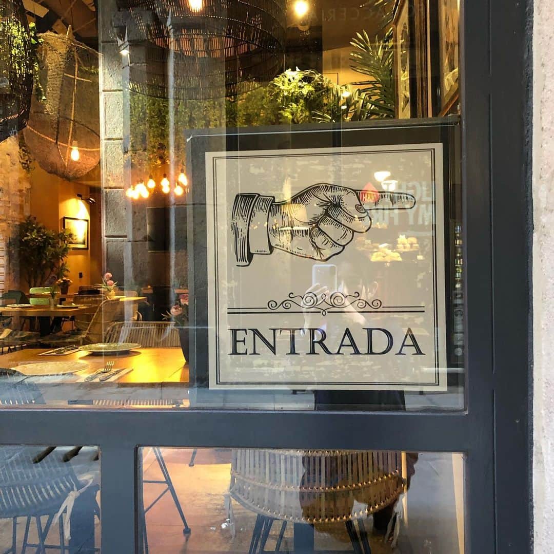 中岡由佳さんのインスタグラム写真 - (中岡由佳Instagram)「最後にバルセロナで目に留まったお店。どこもオシャレでセンス良い。１つ前に書いた丸い石もアップしました。細い路地を歩いてバルセロナにサヨナラしました。 #spain #barcelona」3月13日 0時16分 - yuka_nakaoka