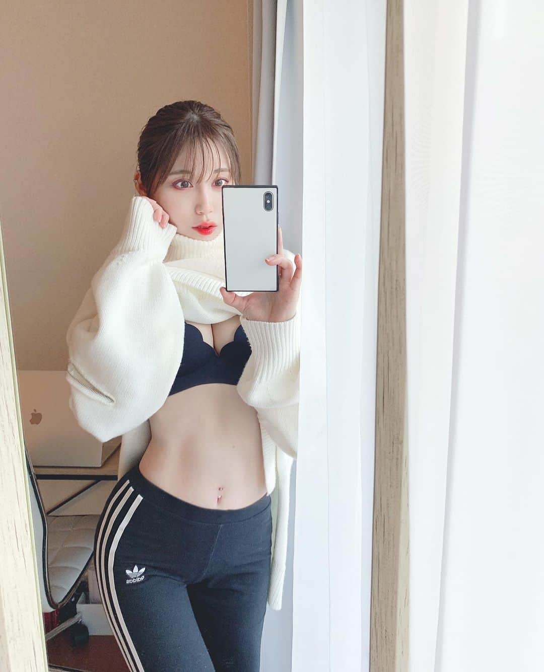 Rabiのインスタグラム：「Trying to work out everyday.(>_<)」