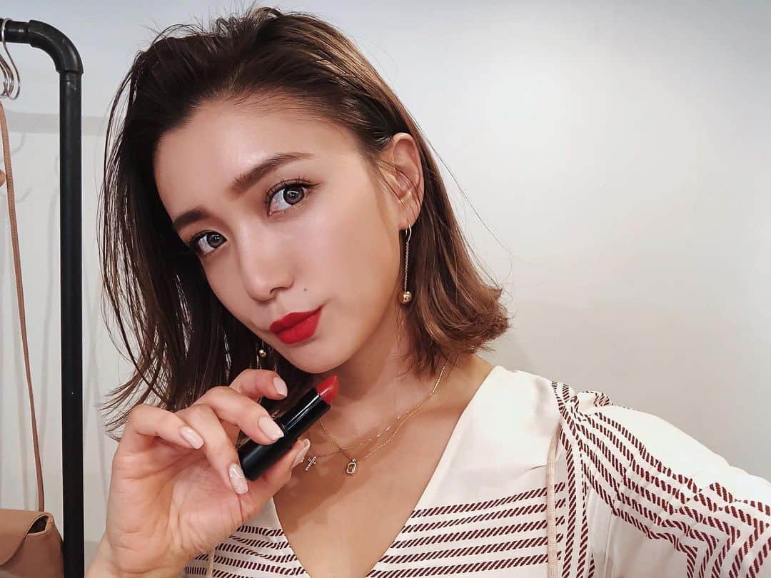 谷口紗耶香のインスタグラム：「@euyira_jp 💄 @sumigeem  @euyira  最近　launchされた#韓国コスメ　の　#euyira ♡ なんといってもdirectorさんがヤバイのよ。#sumigeem ・ これからはコスメもナチュラル成分処方が重要だと思うけど、 これは発色もよくて最高なの✨ ・ popupに遊びに行った時に試してみて気に入ったこの色(2枚目) すっぴんにサラッと塗ってもオシャレになるような絶妙なな色でお肌まできれいに見えちゃうの〜🙏🏽💕 ・ cosme好きにはたまらん。 ✌︎ #instamodel#instaootd#ootd#model#japanesemodel#sayakataniguchi#shooting#kawaii#girl#mama#instafashion#japanese#today#cute#拍照#可爱#今天的衣服#谷口紗耶香#时尚#패션#귀엽다#일본인#촬영#親バカ部#ママリ#コスメ好きさんと繋がりたい」