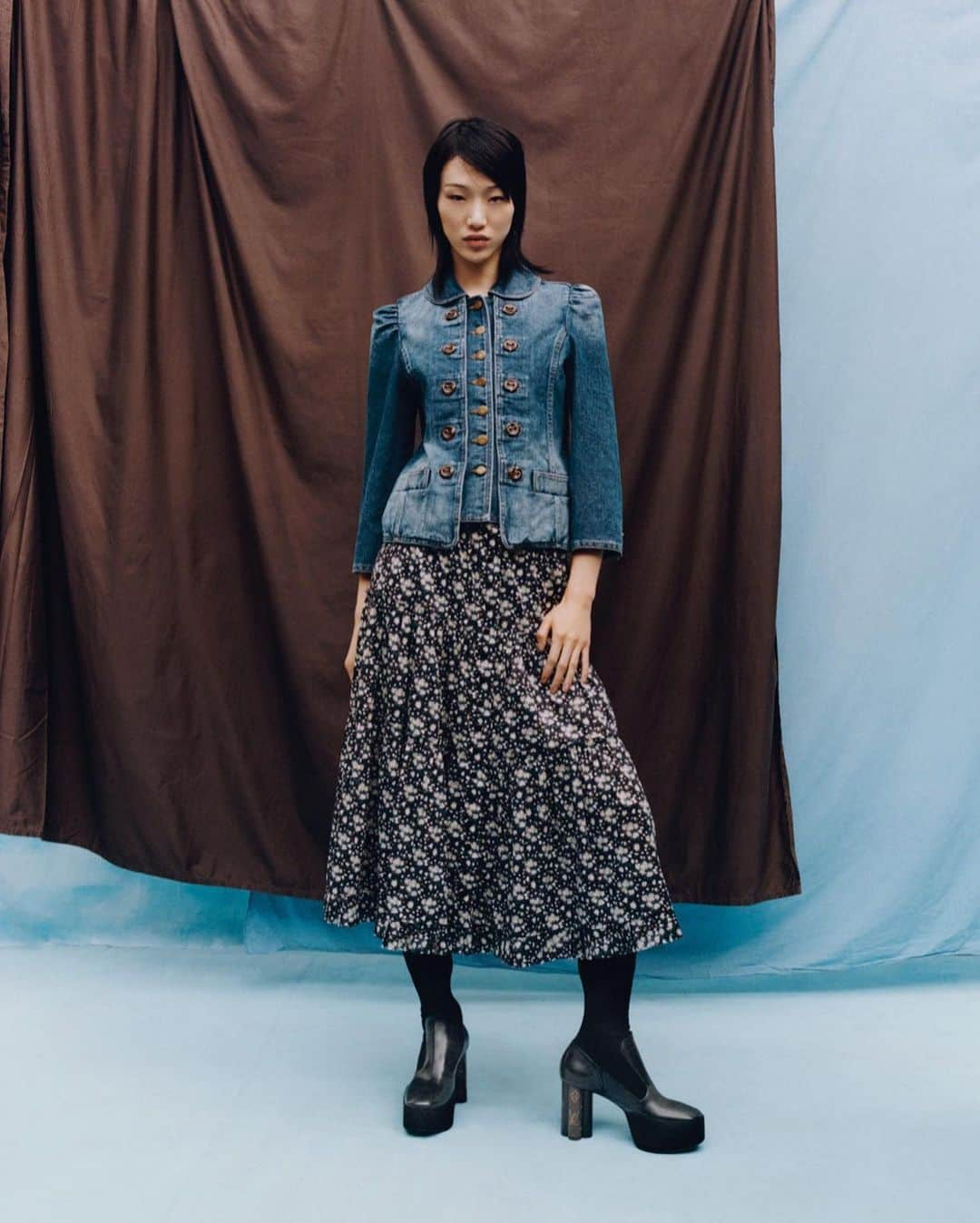 Vogueさんのインスタグラム写真 - (VogueInstagram)「While the geographical sweep of runway stars was once drawn along narrow lines in which nationality, ethnicity, and race were often reduced to passing trends, there is a real sense today that fashion is, at long last, embracing an idea of beauty that encompasses the entire world. Phrases once used to crassly compartmentalize models—from the “Brazilian bombshell” to the “all-American beauty”—no longer fit, and the wave of identically cast Eastern European faces that dominated the runways in the early aughts has given way to a new generation of diverse international characters with multilayered identities.  It’s in that spirit of global collaboration that this portfolio was created. Tap the link in our bio to see and read the full story. #voguebeautywithoutborders  Above: Daniela Kocianova (@daniela_kocianova), Czech Republic Pasha Harulia @pashaharu), Ukraine Sora Choi (@sola5532), South Korea Kerolyn Soares (@iamkerolyn), Brazil  Angela Yuen (@angela.yuen), Hong Kong Maria Miguel (@mariamiguel.a), Portugal  Photographed by @tylersphotos, styled by #CamillaNickerson, written by @nnadibynature, Vogue, April 2020」3月13日 0時47分 - voguemagazine