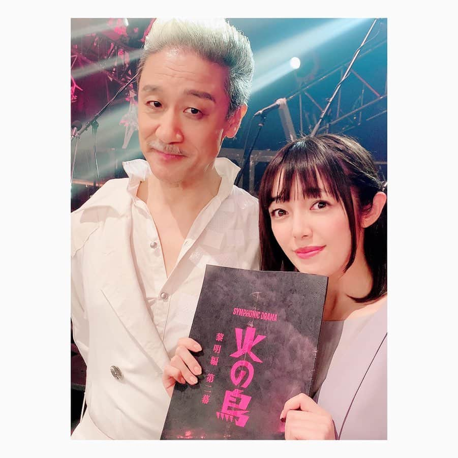 佐藤聡美さんのインスタグラム写真 - (佐藤聡美Instagram)「* * * * TOKYO MX開局25周年×青二プロダクション創立50周年  Symphonic Drama 『火の鳥 〜黎明編〜』 * 先日、無事に無観客公演を終えました。 * * * ブログの方に さらりと書きましたが わたしはね 無観客公演だろうとなんだろうと 役者が板の上に立ったら マイクの前に立ったら やる事は決まってる！と思っているタイプの人間なので 何が起きても大きく変わらない。 だから本番中は、集中出来てたんです。 * でも、終演後に観た がらんとした客席は、なんというか 胸にくるものがありました。 * 無観客公演をやって 改めて、お客様が、皆さんがいないと 成り立たない本当の意味 みたいなものを見つけた気がします。 * わたしたちの思いを受け取ってくれるお客様がいて初めて 報われるというか。 昇華されるというか。 完成されるというか。 * いつも来てくださるお客様の大切さ 存在の大きさを、こんな形で改めて 噛み締める公演になりました。 * * なので改めてお礼を言わせてください。 いつも来てくれてありがとう。 観てくれてありがとう。 感想聞かせてくれてありがとう。 あなたの大切な時間を共有出来ることが 本当に有り難くて幸せ。 いつもありがとうございます。 * 次会えたら直接言えるかな。 その機会を楽しみに待っていますね🌷 * * さて。 幸運なことに 今回の公演は映像作品になるみたいなので たくさんの方に観て頂けますと 嬉しいです☺︎ * いらっしゃれなかったお客様のために 映像作品鋭意制作中のスタッフさんに 応援の念を飛ばしてくださいね…⚡️ * * * * なにやらぐだぐだと自分の想いを 語ってしまいました。 * わあぁああーーーー！！ はずかしーーー！ * 皆さんに気分だけでも味わって欲しくて 写真いっぱい撮りました！ので！ これを見て少しでも ほっこりしてくれたらわたしはうれしいですよ…！！！ * * そんなこんなで 50周年を迎えた青二プロダクションを これからもどうぞよろしくお願いします。 * * * * * #青二プロダクション #火の鳥 #黎明編 #SymphonicDrama  #無観客公演 #姉妹役だったり #誕生日一緒だったり #地元東北だったり #大好きな先輩 #大好きな後輩 #色んな写真を #載せてみました #下地紫野 ちゃん #庄司宇芽香 さん #桑島法子 さん #皆口裕子 さん #福原耕平 さん #藤井ゆきよ ちゃん #島崎信長 くん #新井良平 #津田美波 ちゃん #小山茉美 さん #銀河万丈 さん #佐藤聡美」3月13日 0時55分 - sugar_me58