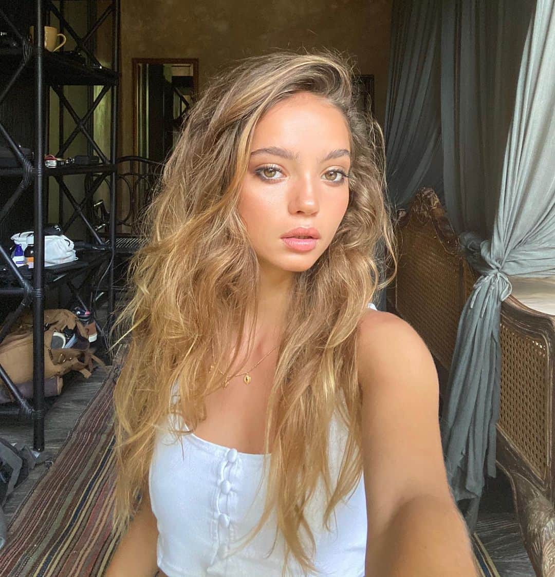 Inka Williamsさんのインスタグラム写真 - (Inka WilliamsInstagram)「Hey makeup, it’s been a while! (Except for my red lip situation last friday😭) ... a reminder to myself that i can be a girly girl. must admit its pretty fun sometimes 🤪 especially when a talented Person does it and i cant fuck it up 😭 plus its so relaxing. Thank you for painting my face @tanyaborisovacom ❤️. Wish i could keep it on after the shoot and enjoy it but nope... washed and cleaned my face well instead with a water based cleanser & moisturizer, keeping it simple. I used to feel so ugly after taking it off but now that im so used to never wearing makeup, i feel fresh and confident after a good wash 🙏🏾 Ps. Im working on the proper skin vid, just have had other priorities 💛 ok im talking a lot now bye guys love you all」3月13日 0時58分 - inkawilliams