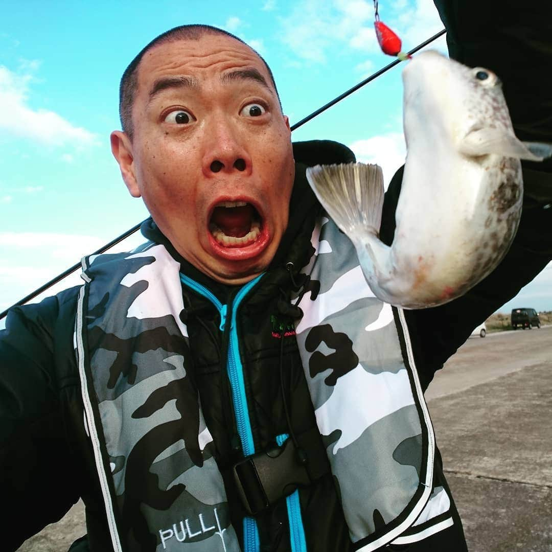 松本康太さんのインスタグラム写真 - (松本康太Instagram)「今日は食料調達で千葉県大原漁港に釣りに来ました(^○^) フグしか釣れんとです💦おまつです。。おまつです。。おまつです。。 #釣り #食料調達 #食料確保 ならず#フグ #3月ピンチ #千葉 #大原漁港 #レギュラー松本 #あるある探検隊」3月13日 1時02分 - aruarutankentai.matsumoto