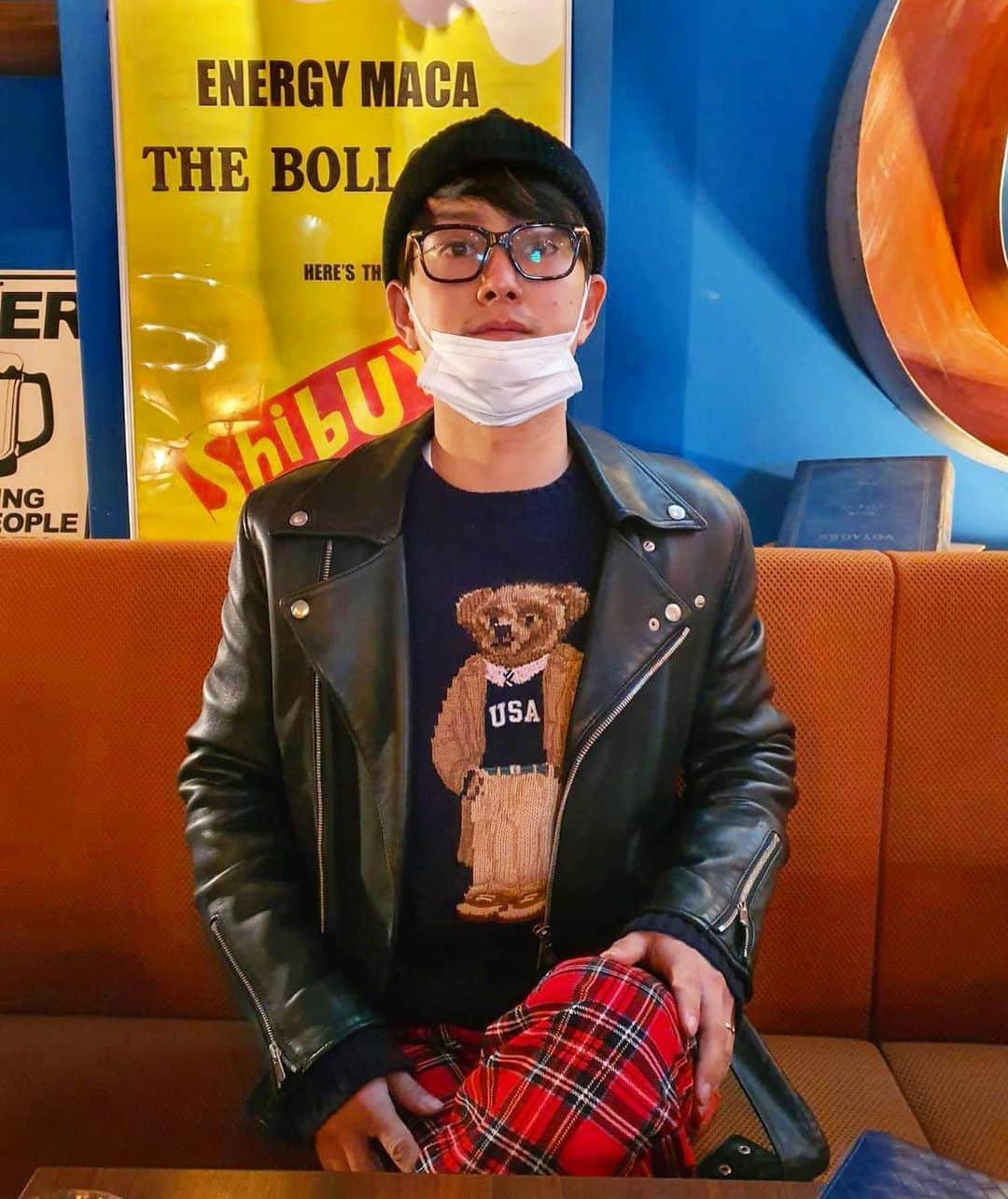 米重晃希のインスタグラム：「ㅤㅤㅤㅤㅤㅤㅤㅤㅤㅤㅤㅤㅤ 歳とりましたー🙋‍♂️ 28歳🙇🏿‍♂️ 秀美(お母さん)生んでくれてありがとう！🙆‍♂️ 27歳の最後の日は 仕事場の前のガードレール脇に自転車を置いておいたら当て逃げされて自転車が大破していた。 そんな最後の1日でした😂 (譲ってくれたつよしごめん🙇🏿‍♂️) うねうねいろんな道を登ったり下ったり時には飛び降りてみたり色んな選択の連続をしてちょっとずつなりたい自分になれてきてます。 それぞれ生きてる本人にしかわからない こうなりたいこんなことをしたい言いたくても周りには恥ずかしくて言えない事とかあると思うんですけど あんまり僕も外に心の内を出すのが苦手な人間で今の時代にはすごく生きづらい性格なんですけど自分にしかできない使命とか人生の宿題とかそんなものに泥臭くもっともっと取り組みます。  明日からもよろしくお願いします！  急なお知らせしますと 3/15 19時〜  #フルーツライブ　にて配信再スタートします！🙆‍♂️ 観てくれる方はインスタのURL からダウンロードお願いします🙇🏿‍♂️ #flact #おそうじ本舗代々木店 #underwear #パンツ屋 #ハウスクリーニング #除菌 #外苑前」