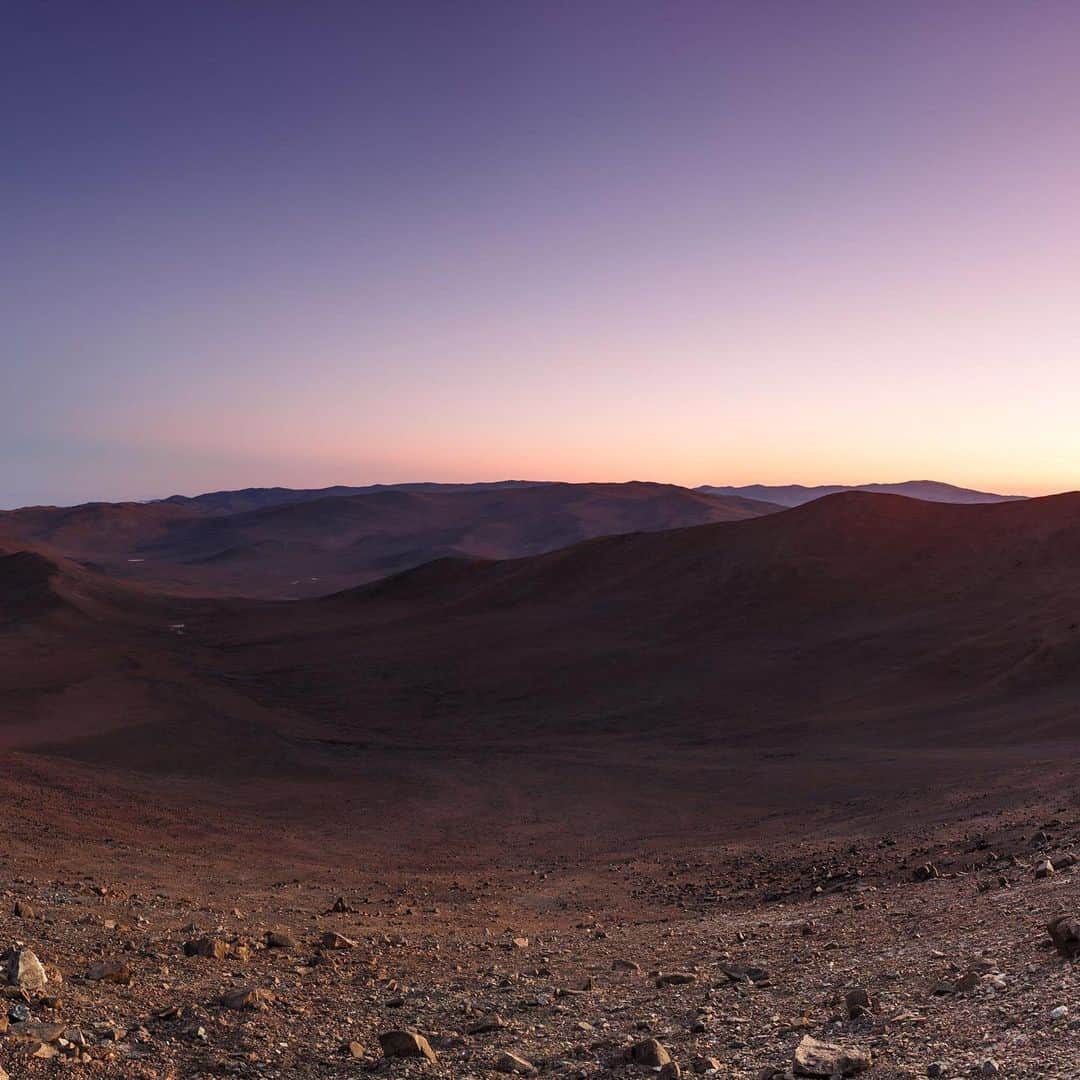 National Geographic Travelさんのインスタグラム写真 - (National Geographic TravelInstagram)「Photo by @babaktafreshi | Swipe to see this panoramic view of scattered rocks on the barren, Mars-like landscape of Chile's Atacama Desert just before sunrise. In the years I was working as a science journalist, I was obsessed with exploration stories about the red planet. This is as close to Mars as I can get! #atacama #desert #marsonearth」3月13日 1時11分 - natgeotravel
