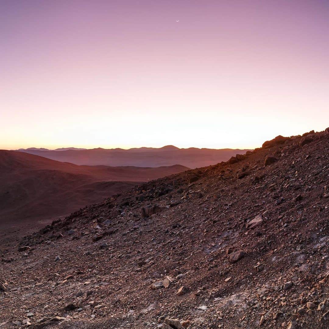 National Geographic Travelさんのインスタグラム写真 - (National Geographic TravelInstagram)「Photo by @babaktafreshi | Swipe to see this panoramic view of scattered rocks on the barren, Mars-like landscape of Chile's Atacama Desert just before sunrise. In the years I was working as a science journalist, I was obsessed with exploration stories about the red planet. This is as close to Mars as I can get! #atacama #desert #marsonearth」3月13日 1時11分 - natgeotravel