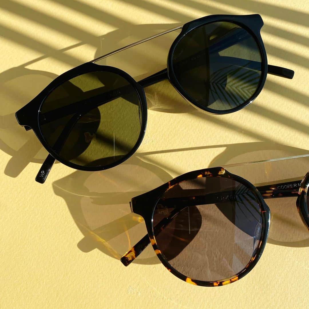 Warby Parkerのインスタグラム：「Cooper—a vintage-inspired number from our new Spring Sun Edit—features a level brow bar linking two wonderfully round lenses 😎☀️ Tap the shopping icon for more from our Spring Sun Edit!」