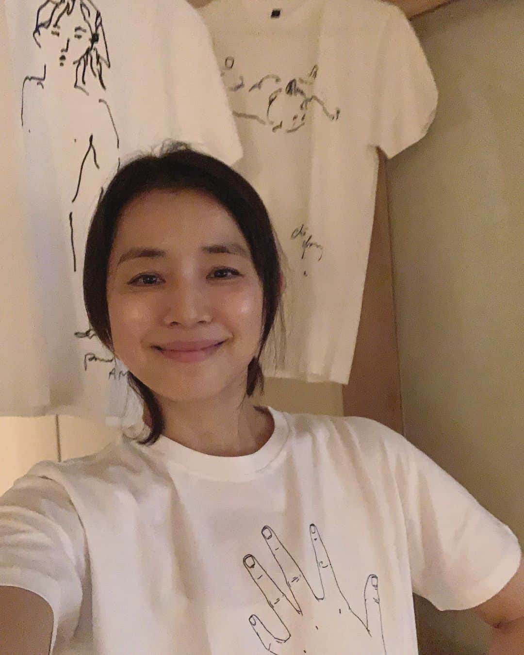 石田ゆり子さんのインスタグラム写真 - (石田ゆり子Instagram)「3.11は昨日なのに… 1日遅れてしまった😭  東日本大震災の 復興支援活動をしている アマプロジェクトのために ジェーンバーキンさん　 シャルロットゲーンズブールさん ルー・ドワイヨンさんが イラストを描いてくれた Tシャツです。 わたしが着ているのがルーのもので 後ろの猫がシャルロット 女性像がジェーンバーキンさま。 大切にしています。 優しさと愛情と 笑顔は一人一人が持っている なによりも素晴らしい 神様からの贈り物だと 思うのです。 最近そんなことばかり 考えています。 #アマプロジェクト」3月12日 16時37分 - yuriyuri1003