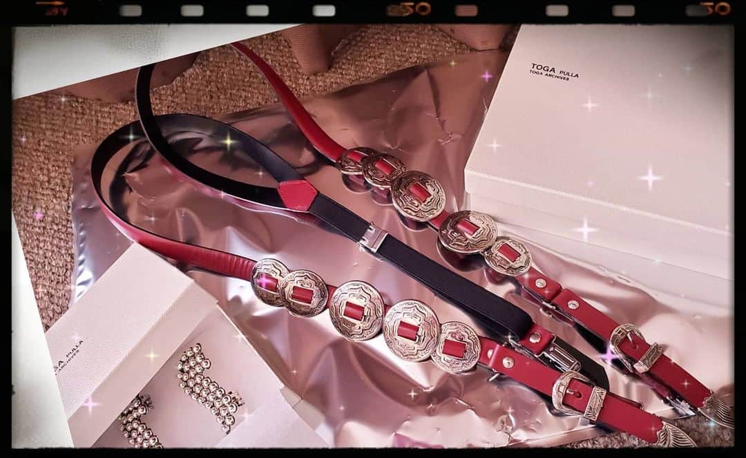 朱神宝のインスタグラム：「注文してたTOGAさんのイヤーカフとサスペンダーが届いた！  くぅぅサスペンダー可愛い😭😭👍 ずっとサスペンダー欲しくて探してて、このTOGAさんのはデザインに一目惚れして即買った！ 元々黒のサスペンダーを探してたんだけど、品切れでダークレッドしかなくて。でもこれはダークレッドで正解だった✨  イヤーカフは、今私の髪がばりショートなので、インパクト重視で大きめのイヤーカフにした。これもカッコ良くてよき😚✨ #toga  #サスペンダー #イヤーカフ」