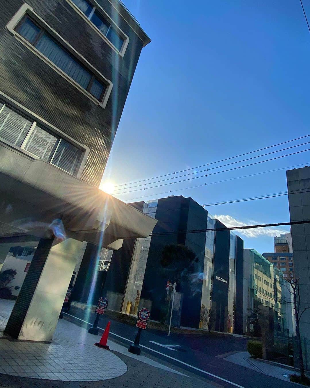 宍戸開さんのインスタグラム写真 - (宍戸開Instagram)「#streetphotography #storyofthestreet #streetscenesmag #streetoftokyo #streetcinematography #streetofblue #sunlight #lightbeam」3月12日 16時33分 - kaishishido
