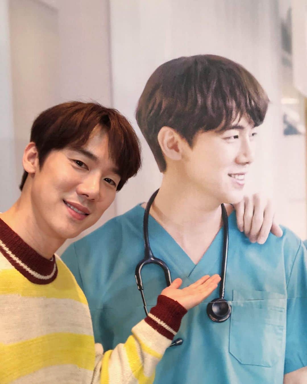 ユ・ヨンソクのインスタグラム：「오늘 #슬기로운의사생활 첫방송 날이네요! 저도 너무 떨리네요. 오늘 tvn 9시 첫방송 기대 많이해주세요!!!💓」