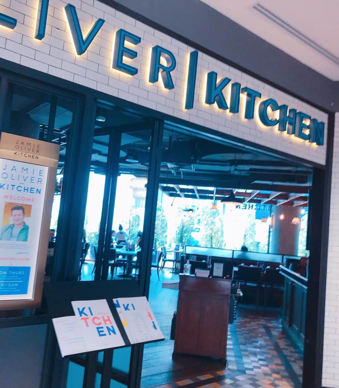 DJ MIYAさんのインスタグラム写真 - (DJ MIYAInstagram)「やっほぉ❤️ おとといBangkokで、湯の森温泉に行く前にサイアムでlunchしたよっ。  ホテルをcheck outしてJamie Oliver Kitchenでチキンサテ食べましたぁ❤️💗in Siam Discovery❤️ Before head back to Tokyo a few days ago I had a lunch at Jamie Oliver Kitchen in Siam  discovery I ate amazing  Chicken Skewers!!!! that's so yummy dish especially I fave peanuts sauce and that mach with lemon flavor.  ピーナッツソースがめっちゃ美味しかった(o^^o) . お店の方がめっちゃfriendlyで楽しかったー⭐︎⭐️⭐︎(o^^o) . portraitも撮って下さりありがとうございましたぁー😊❤️💗(o^^o) . . .  #JamieOliverKitchen #SiamParagon #カフェ巡り #siamdiscovery #バンコク　#タイ  #タイ女子旅　#タビジョ　#Bangkoktrip #トラベラー　#バンコク旅 #タイ旅行　#東南アジア旅　#旅インスタグラマー　#ひとり旅女子 #旅ブロガー　#タイ旅行記　#インスタグラマー　#バンコクホテル #旅インフルエンサー #バンコクグルメ　#バンコク旅行　#今日のコーデ　#今日のファッション #バンコク街 #旅好き女子 #タイとわたし  #マイトリップMIYA #chickenskewers」3月12日 16時44分 - dj_miya