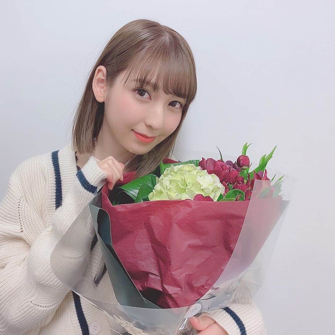 松岡菜摘のインスタグラム：「. . 撮影でお花いただきました💐 お花ってもらうのうれしい☺︎ . #花束 #💐」
