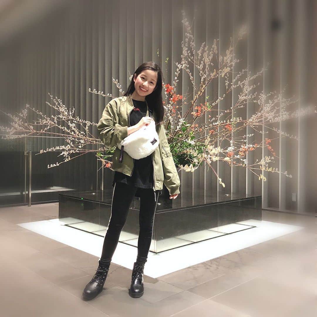 新潮社「ニコラ」さんのインスタグラム写真 - (新潮社「ニコラ」Instagram)「一番落ち着くコーデ☺️﻿ ﻿ このラインパンツは細見えする、地元でも人気のパンツです💖﻿ ﻿ トップス❤︎❤︎Honeys﻿ アウター❤︎❤︎LOVETOXIC ﻿ レギンス❤︎❤︎repipi armario﻿ バック❤︎❤︎LOVETOXIC﻿ ﻿ #河村果歩 #カホ﻿ #ニコモSNAP #ニコモ #ニコラ #nicola #小学生 #js6 #今日のコーデ #きょコ #お洒落さんと繋がりたい」3月12日 16時49分 - nicola_snap