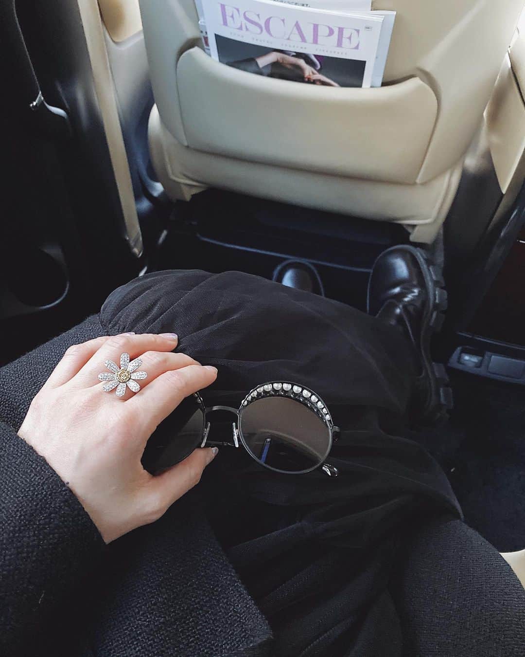 翁安芸さんのインスタグラム写真 - (翁安芸Instagram)「最近またよくしている丸メガネ🔍🖤🔘 #移動中 #白黒コーデ #tokyo #outfit #monochrome #chanel #sunglasses」3月12日 16時51分 - akinyc
