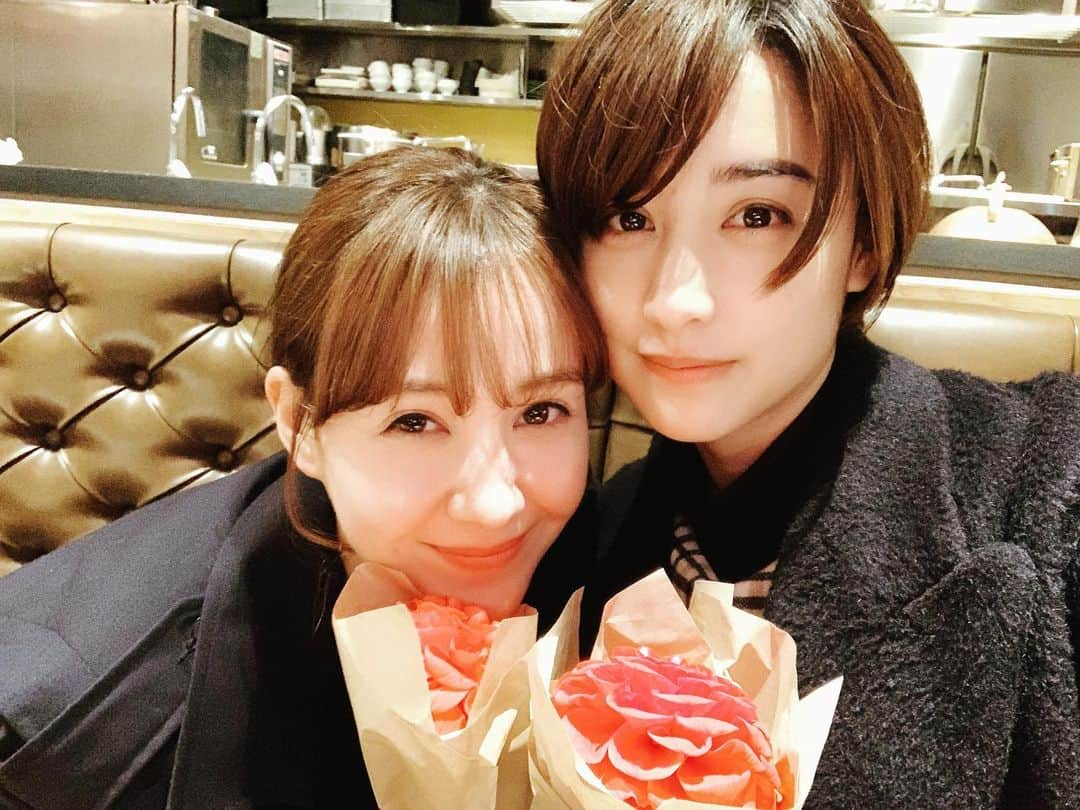 山本美月さんのインスタグラム写真 - (山本美月Instagram)「クランクアップ後に、玲奈と♡ りゅーちゃんが可愛いお花をくれました( ◜ω◝ )♡ #今夜11時59分から最終話！  #ランチ合コン探偵」3月12日 16時52分 - mizuki_yamamoto_official