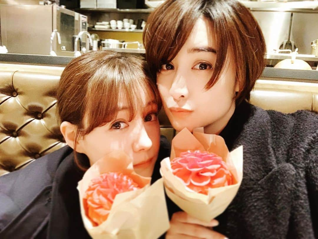 山本美月さんのインスタグラム写真 - (山本美月Instagram)「クランクアップ後に、玲奈と♡ りゅーちゃんが可愛いお花をくれました( ◜ω◝ )♡ #今夜11時59分から最終話！  #ランチ合コン探偵」3月12日 16時52分 - mizuki_yamamoto_official