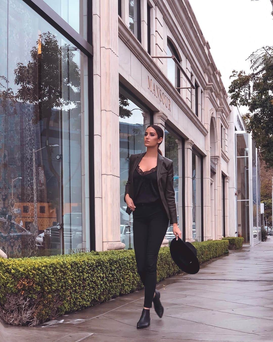 ドナ・フェルドマンのインスタグラム：「The #rain fell down in LA yesterday, but then the sun came right out the next day. Good to remember tough times are like rain; only temporary! 🙏🏽 #positivevibes @theory__ #outfitoftheday #shoponline #instafashion」