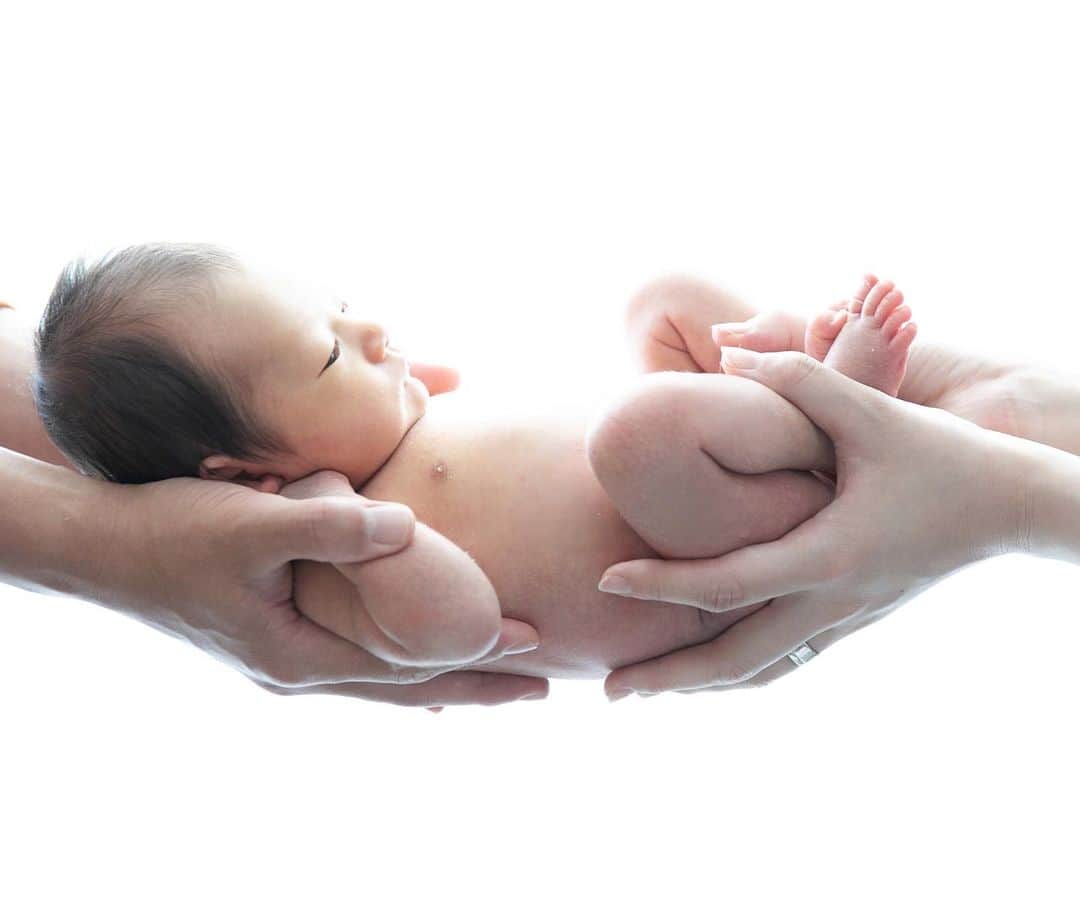 高園あずささんのインスタグラム写真 - (高園あずさInstagram)「. 赤ちゃんって産まれてきたそのまんまの姿が1番かわいいと思う🌿  @newbornphoto.jp  #newborn #baby #koto_ #新生児 #赤ちゃんのいる生活 #ニューボーンフォト」3月12日 16時56分 - azusa_takazono