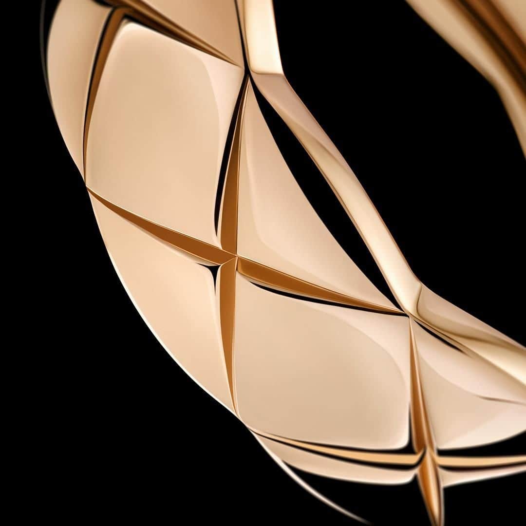 シャネルさんのインスタグラム写真 - (シャネルInstagram)「AN IDEA TAKES SHAPE Etched into gold with one swift motion, the incisions replicate the diamond pattern of the quilted motif—an emblem of CHANEL since 1955. #COCOCRUSH #CHANELFineJewelry Discover More – Link in bio」3月12日 17時00分 - chanelofficial