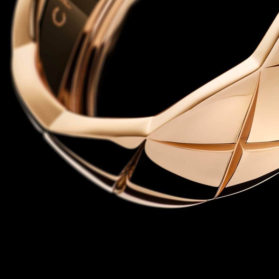 シャネルさんのインスタグラム写真 - (シャネルInstagram)「AN IDEA TAKES SHAPE Etched into gold with one swift motion, the incisions replicate the diamond pattern of the quilted motif—an emblem of CHANEL since 1955. #COCOCRUSH #CHANELFineJewelry Discover More – Link in bio」3月12日 17時00分 - chanelofficial