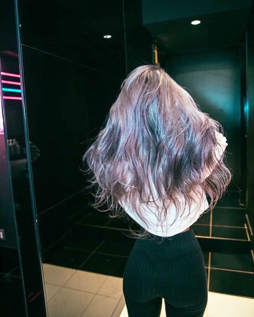 MARISのインスタグラム：「New hair color for spring 💜 I can smell spring already💗 金髪金髪できんきんだったから黄色味抑えたくて白く抜けるようにパープル濃いめにしてもらったんだ💜濃いめに入れてもらったカラーが気にいっちゃったから落ちないでほしい💗💗💗 Thank you @yamauchi_ryoutaro @shima_official_account 🙏🏾💜」
