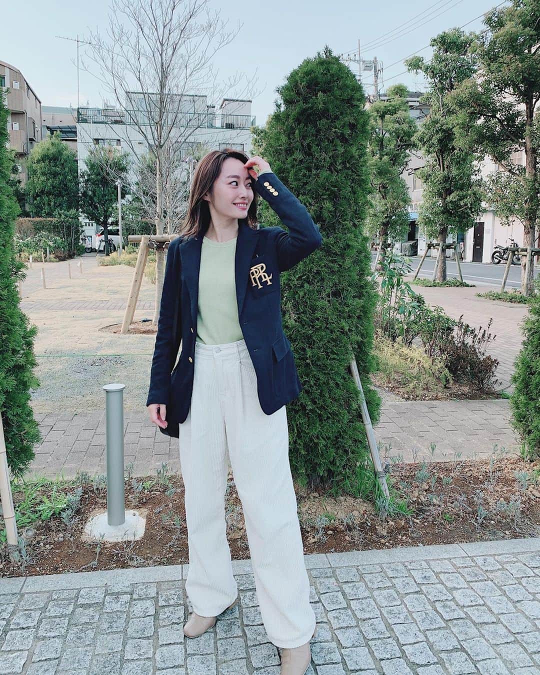 小祝麻里亜のインスタグラム：「背が高くなくてもバランスが取りやすいから、ジャケット好き💞  jacket. @poloralphlauren  tops. @todayful_  bottoms. @morugi_official  shoes. @lagunamoon_com ． ＿＿＿＿＿＿＿＿ #outfit #coordinate #look #instafashion #셀스타그램 #얼스타그램 #코디 #스타일링 #데일리 #데일리룩 #오오티디  #コーデ #ジャケットコーデ #着回しコーデ #着回しリレー」