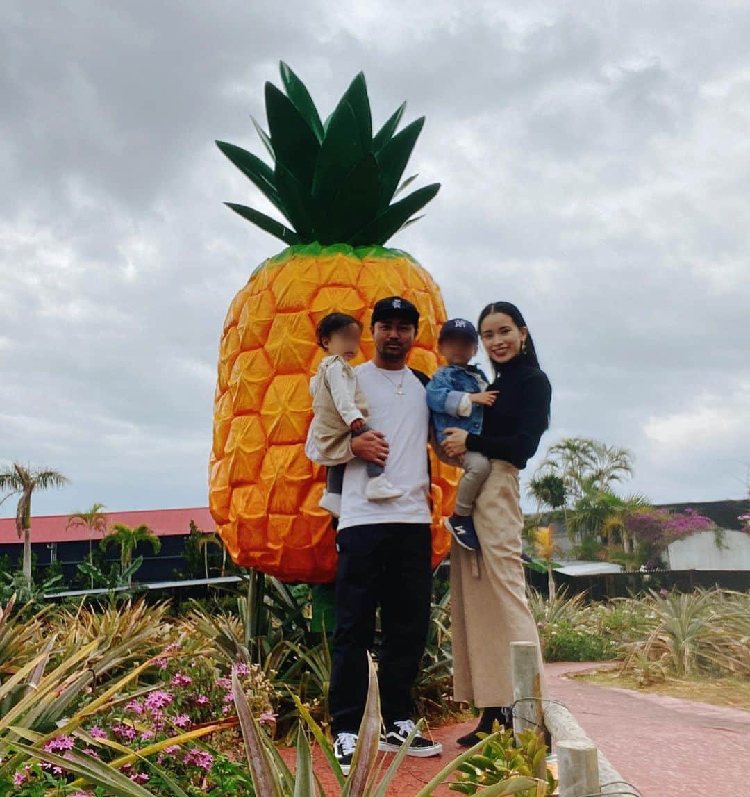 尾崎紗代子さんのインスタグラム写真 - (尾崎紗代子Instagram)「本当は水族館好きな子供達に見せたくて 美ら海水族館が目的の旅でもあったのだけど 休館になってしまったので、それ以外の場所へ😎 家族みんなでかなり楽しめました💮 . 息子はこれを機にパイナップルが かなり気になる存在になった。 パイナップルの曲が頭から離れない。。。 . 1枚目: @leceb_okinawa  2〜4枚目:花人逢(カフェ) 5〜6枚目:ナゴパイナップルパーク 7枚目:OKINAWAフルーツらんど 8〜9枚目:大家(ご飯屋さん) 10枚目:浮かれた髭妖精 .  #okinawa #沖縄 #japan #日本 #familytrip #家族旅行 #瀬底島 #sesokoisland #sesoko #leceb  #baby  #babyboy #momlife #mommylife #mommy #myboy  #kidsgram_tokyo #babyphotography #babyphoto #myson  #ママリ #育児 #男の子ママ #コドモノ #ベビフル #mamanoko #ママライフ  #3歳 #１歳」3月12日 17時08分 - osayo_osayo