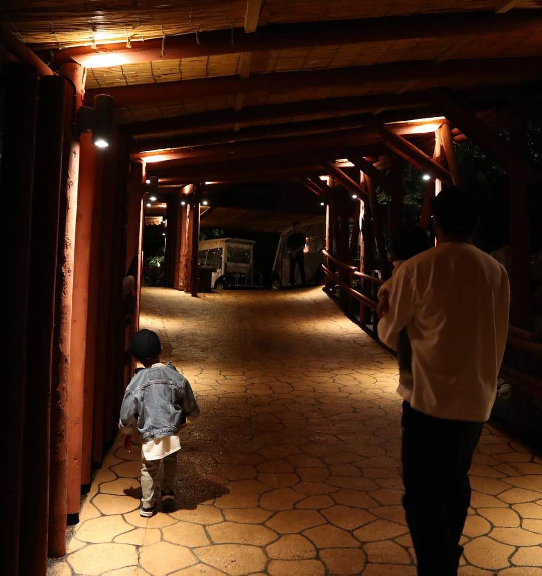 尾崎紗代子さんのインスタグラム写真 - (尾崎紗代子Instagram)「本当は水族館好きな子供達に見せたくて 美ら海水族館が目的の旅でもあったのだけど 休館になってしまったので、それ以外の場所へ😎 家族みんなでかなり楽しめました💮 . 息子はこれを機にパイナップルが かなり気になる存在になった。 パイナップルの曲が頭から離れない。。。 . 1枚目: @leceb_okinawa  2〜4枚目:花人逢(カフェ) 5〜6枚目:ナゴパイナップルパーク 7枚目:OKINAWAフルーツらんど 8〜9枚目:大家(ご飯屋さん) 10枚目:浮かれた髭妖精 .  #okinawa #沖縄 #japan #日本 #familytrip #家族旅行 #瀬底島 #sesokoisland #sesoko #leceb  #baby  #babyboy #momlife #mommylife #mommy #myboy  #kidsgram_tokyo #babyphotography #babyphoto #myson  #ママリ #育児 #男の子ママ #コドモノ #ベビフル #mamanoko #ママライフ  #3歳 #１歳」3月12日 17時08分 - osayo_osayo