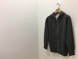 ループウィラーさんのインスタグラム写真 - (ループウィラーInstagram)「「LW EXライトevo吊り裏毛ジップパーカー」が入荷いたしました！ . 毎年春夏限定で製作されており、現在ループウィラーで使用の吊り裏毛の中では最も軽い素材になります。一昨年から少し生地の度目を詰めて改良したevoエキストラライトを使用しています。  カラーはグレーメランジ、チャコールTOP、ネイビーTOP、黒杢、新色のダークネイビー、ラッキーグリーンの6色展開、サイズはカラーにもよりますがXS〜XLまでの5サイズ展開で販売価格は17,600円(税込)となります。  ループウィラー店舗、スタッフ共、出来る限りの新型コロナウイルス対策をしながらの営業をさせていただいております。 皆さまもご無理のない範囲でお付き合いいただければと思いますのでどうぞよろしくお願いいたします。 本日も12:00-19:30でお待ちしております💁 . #ループウィラー #吊り編み #スウェット #定番 #日本製 #ループウィラー大阪 #lw大阪 #和歌山 #大阪 #南船場 #時尚 #옷스타그램 #오사카  #loopwheeler #tsuriami #sweat #sweatshirts#madeinjapan #lwosaka #japan #wakayama#osaka #minamisenba #wear #fashion」3月12日 17時10分 - loopwheelerosaka
