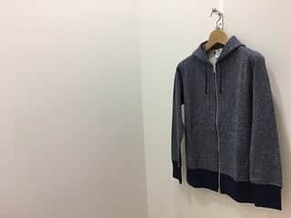 ループウィラーさんのインスタグラム写真 - (ループウィラーInstagram)「「LW EXライトevo吊り裏毛ジップパーカー」が入荷いたしました！ . 毎年春夏限定で製作されており、現在ループウィラーで使用の吊り裏毛の中では最も軽い素材になります。一昨年から少し生地の度目を詰めて改良したevoエキストラライトを使用しています。  カラーはグレーメランジ、チャコールTOP、ネイビーTOP、黒杢、新色のダークネイビー、ラッキーグリーンの6色展開、サイズはカラーにもよりますがXS〜XLまでの5サイズ展開で販売価格は17,600円(税込)となります。  ループウィラー店舗、スタッフ共、出来る限りの新型コロナウイルス対策をしながらの営業をさせていただいております。 皆さまもご無理のない範囲でお付き合いいただければと思いますのでどうぞよろしくお願いいたします。 本日も12:00-19:30でお待ちしております💁 . #ループウィラー #吊り編み #スウェット #定番 #日本製 #ループウィラー大阪 #lw大阪 #和歌山 #大阪 #南船場 #時尚 #옷스타그램 #오사카  #loopwheeler #tsuriami #sweat #sweatshirts#madeinjapan #lwosaka #japan #wakayama#osaka #minamisenba #wear #fashion」3月12日 17時10分 - loopwheelerosaka